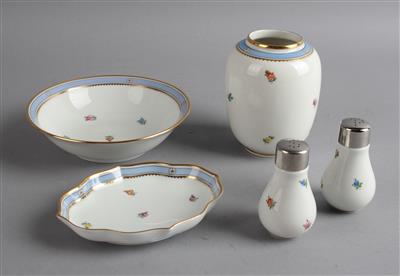 2 Streuer, 1 Kompottschale Dm. 13,7 cm, 1 ovale Schale Länge 12 cm, 1 kleine Vase Höhe 10 cm, - Decorative Porcelain and Silverware