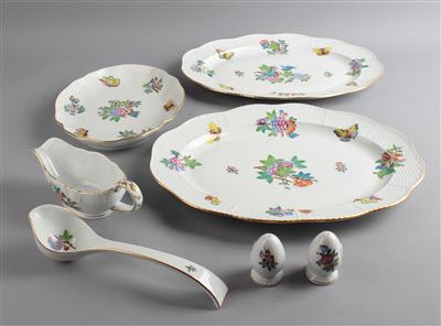 2 ovale Platten Länge 36,5 cm, 1 Raviere Länge 26,5 cm, 1 Saucengießer, 1 Schöpfer, 2 Streuer, - Decorative Porcelain and Silverware