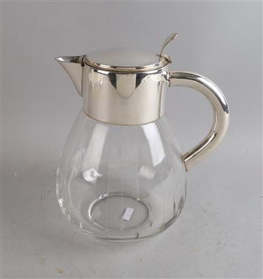 Glaskrug mit versilberter Metallmontierung, - Decorative Porcelain and Silverware
