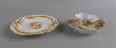 Moccatassen mit Untertasse Dm. 12 cm, und 6 Dessertteller Dm. 16 cm, - Decorative Porcelain and Silverware