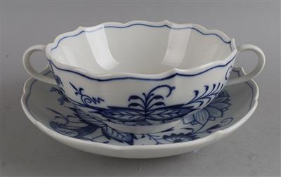 Zwiebelmuster 6 Bouillontassen mit 6 Untertassen Dm. 17 cm, Meißen, - Decorative Porcelain and Silverware