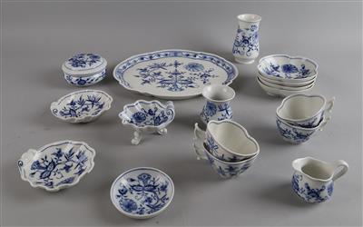 Zwiebelmuster-Moccaservice, Meißen, - Decorative Porcelain and Silverware