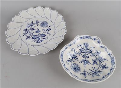Zwiebelmuster-Muschelschale Höhe 5 cm, Dm. 22 cm, und 1 Platte in Blütenform Dm. 29 cm, Meißen, - Decorative Porcelain and Silverware