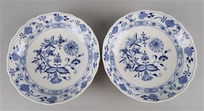 Zwiebelmuster-Paar Schalen, Höhe 5,5 cm, Dm. 25,5 cm, Meißen, - Decorative Porcelain and Silverware