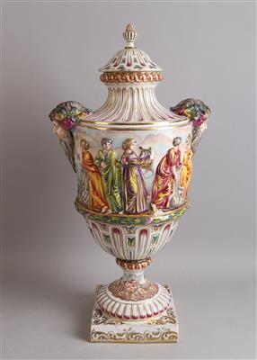 Deckelvase im Capo di MonteStil, - Decorative Porcelain and Silverware
