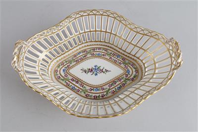 Ovale Korbschale mit Henkeln, - Decorative Porcelain and Silverware