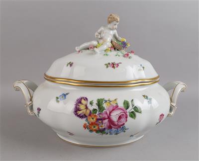 Augarten - Ovale Deckelterrine mit Putto, Wien um 1925-38, - Decorative Porcelain and Silverware