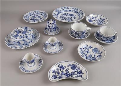 Zwiebelmuster Serviceteile: - Decorative Porcelain and Silverware