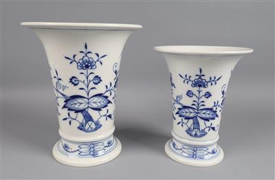 Meissen - 2 Zwiebelmuster Vasen, - Decorative Porcelain & Silverware