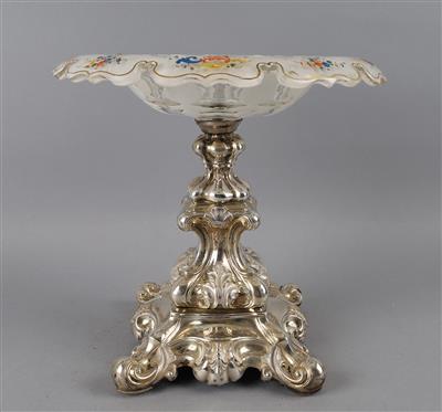 Tafelaufsatz mit Glasschale und Silber getriebenem Fuß, um 1840, - Decorative Porcelain & Silverware