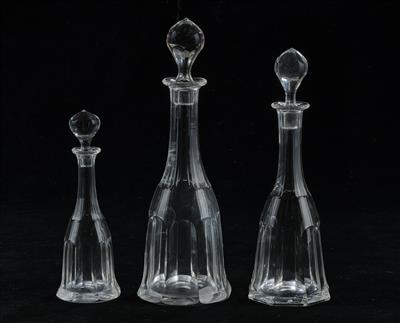 Glas-Karaffen mit Stöpseln, 3Stück, - Porcellana decorativa e argenteria