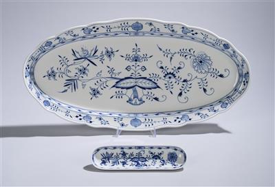 Zwiebelmuster-Fischplatte Länge 61 cm und 1 Grätenschale Länge 24 cm, Meißen, - Decorative Porcelain and Silverware