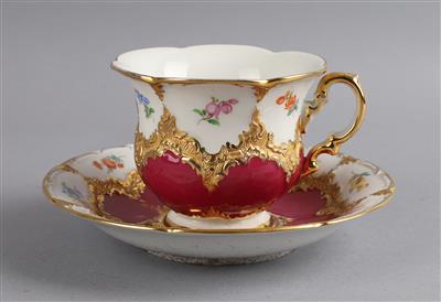 Meissen Kaffeetasse mit Untertasse, - Decorative Porcelain and Silverware