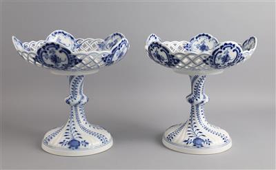 Meissen Zwiebelmuster, 2 Tafelaufsätze, - Decorative Porcelain and Silverware