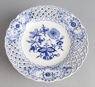 Zwiebelmuster-Brotteller mit Gitterrand, Meißen um 1970, - Decorative Porcelain & Silverware