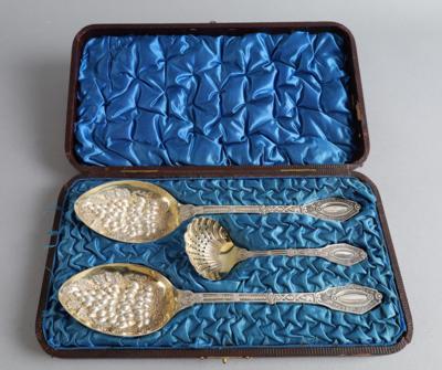 Zwei englische BeerenVorlegelöffel und kleiner Schöpfer, - Decorative Porcelain & Silverware