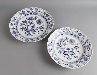 Meissen - 2 runde Zwiebelmuster Platten, - Decorative Porcelain & Silverware
