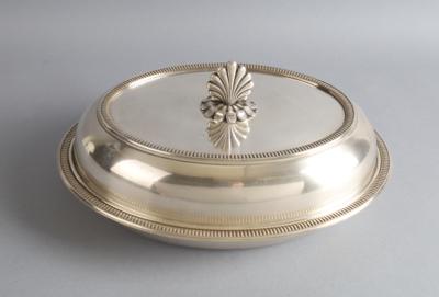 Ovale Deckelterrine, - Decorative Porcelain & Silverware