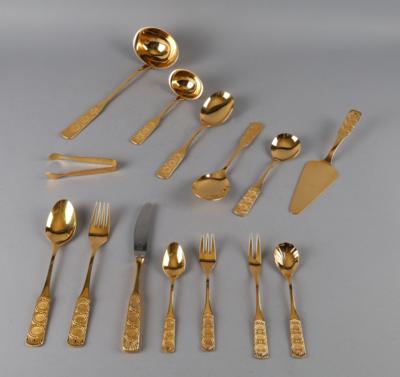 70-teiliges, hartvergoldetes Besteckset für zwölf Personen mit reliefiertem Ornamentdekor, Solingen, Deutschland - Antiquariato