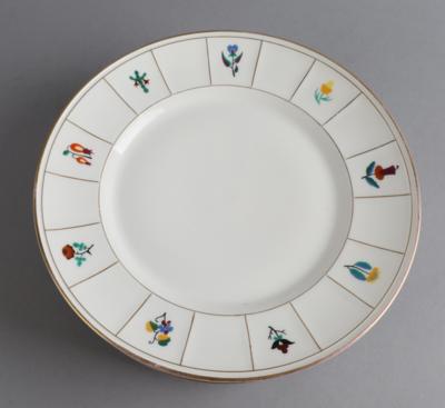 Sechs Speiseteller aus dem Service 'Neu-Wien', Formentwurf: um 1900, Dekor 'Parma': Dagobert Peche, um 1913, Ausführung: Pirkenhammer bzw. Ernst Wahliss, Wien, vor 1918 - Decorative Porcelain & Silverware