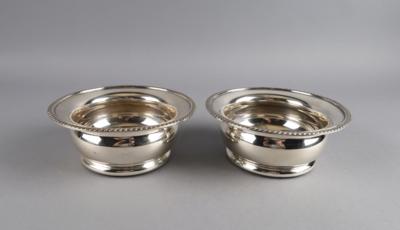 Paar englische Flaschenuntersetzer, - Decorative Porcelain & Silverware