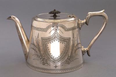 Englische Teekanne, - Decorative Porcelain & Silverware