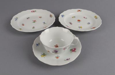 Meissen - 1 Tasse mit Untertasse, 2 Dessertteller, - Decorative Porcelain & Silverware