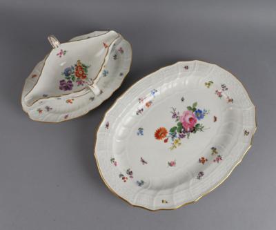 Meissen Sauciere mit fixem Untersatz, 1 ovale Platte, - Decorative Porcelain & Silverware