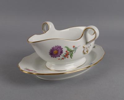 Meissen Sauciere mit fixem Untersatz, - Decorative Porcelain & Silverware