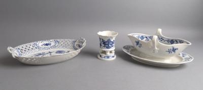 Meissen Zwiebelmuster - Sauciere, Korbrandschale, Fußvase, - Decorative Porcelain & Silverware