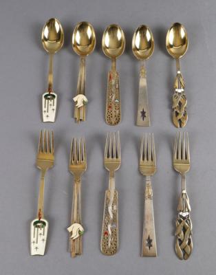 Zehn Jahreslöffeln und Gabeln mit emaillierten Weihnachtsmotiven, A. Michelsen, Kopenhagen, 1939-1941, 1943, 1949 - Decorative Porcelain & Silverware