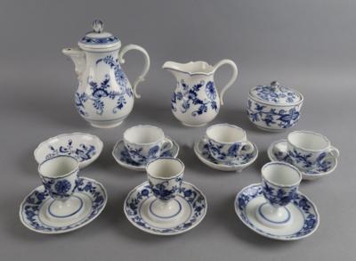 Serviceteile eines Mokkaservices Zwiebelmuster, Meissen 2. Hälfte 19. Jh./ 20. Jh., - Decorative Porcelain and Silverware