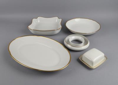 Augarten - Ovale Platte, 1 runde, 1 eckige Schüssel, 1 Butterdose, 1 Ringvase, - Decorative Porcelain and Silverware