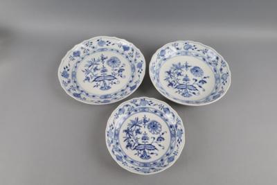 Meissen Zwiebelmuster - 3 flache runde Schalen, - Decorative Porcelain and Silverware