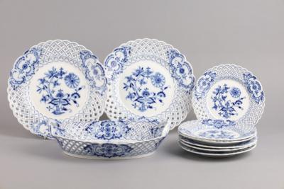 6 kl. Zwiebelmuster, 2 große Gitterteller, 1 Korbschale, - Decorative Porcelain & Silverware