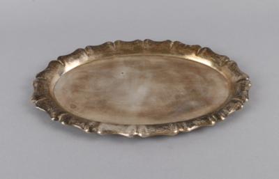 Ovales Tableau aus Silber mit Hammerschlagdekor, Wien, nach Mai 1922 - Tischlein deck dich!