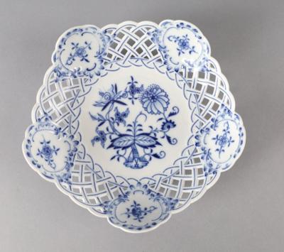 Meissen Zwiebelmuster-Korbschale, 1959, - Tischlein deck dich!