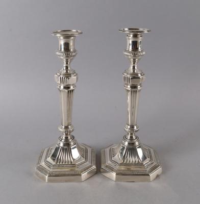 Paar versilberte Kerzenleuchter, - Decorative Porcelain & Silverware