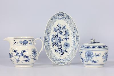 Meissen Zwiebelmuster - 1 Schnabelkanne, 1 Zuckerdose, 1 Gitterkorb, - Decorative Porcelain & Silverware