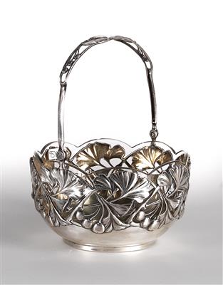 A silver handled basket with ginkgo decor, Germany, c. 1900 - Jugendstil e arte applicata del XX secolo