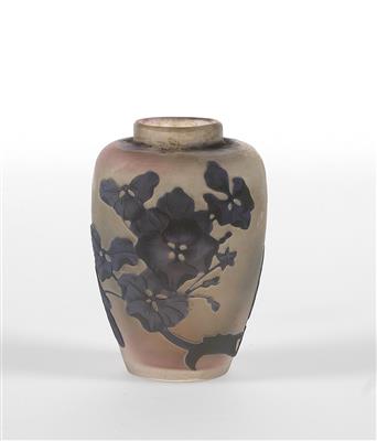 A small vase with hydrangeas, Emile Gallé, c. 1904/06 - Jugendstil e arte applicata del XX secolo