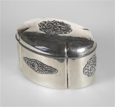 A large covered box made of silver with raised floral motifs, Germany, c. 1917 - Jugendstil and 20th Century Arts and Crafts