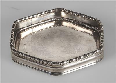 A small hexagonal silver tray, Omar Ramsden, London 1927/28 - Secese a umění 20. století