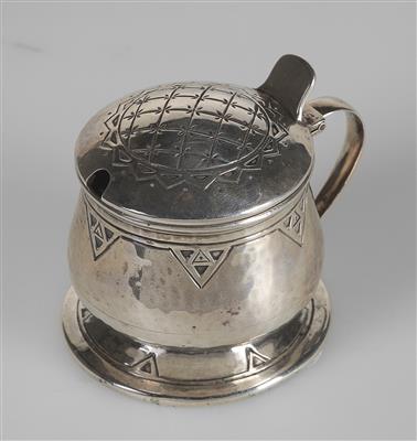 A mustard pot with hinged cover, model no. 492, Liberty & Co., Birmingham, 1913/14 - Jugendstil e arte applicata del XX secolo