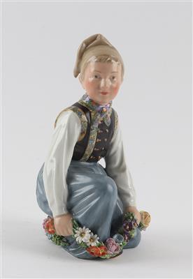 Amager-Knabe mit Blumenkranz, Modellnummer 12414, Royal Copenhagen, Dänemark - Jugendstil e arte applicata del XX secolo