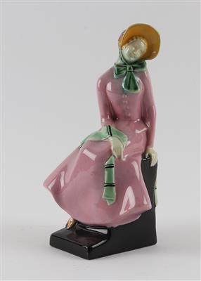 Sitzende Dame mit Hut auf einer Mauer sitzend, Vereinigte Wiener und Gmundner Keramik - Secese a umění 20. století