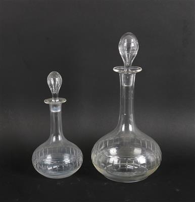 Set mit zwei Glaskaraffen mit Stöpseln und drei Glaskaraffen ohne Stöpseln, Böhmen, um 1910 - Jugendstil e arte applicata del XX secolo