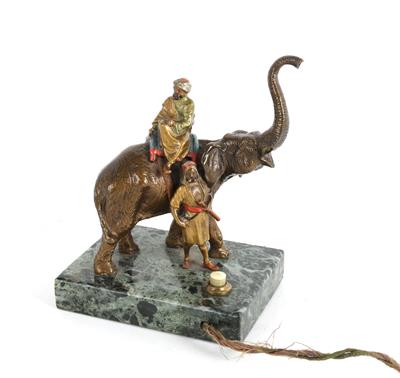 Teil einer Tischlampe: zwei Beduinen bei einem Elefanten - Jugendstil u. angewandte Kunst d. 20. Jahrhunderts