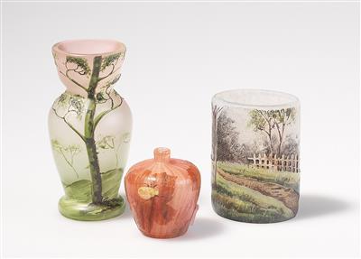 Drei Miniaturvasen: Vase mit Herbstlaub und einem Käfer, - Jugendstil e arte applicata del XX secolo