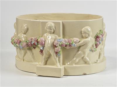 Große Jardiniere mit Putti und Blumengirlanden, Kunstkeramische Werkstätte, Wien, um 1920 - Jugendstil e arte applicata del XX secolo